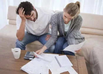 Las familias deben un sueldo y medio a bancos y billeteras por créditos al consumo