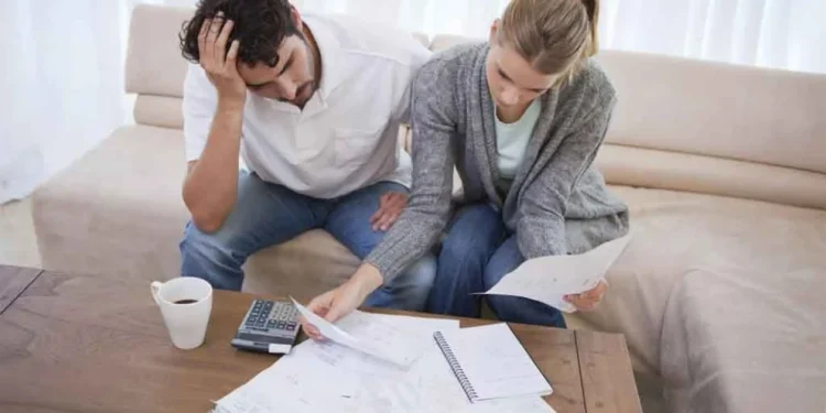 Las familias deben un sueldo y medio a bancos y billeteras por créditos al consumo