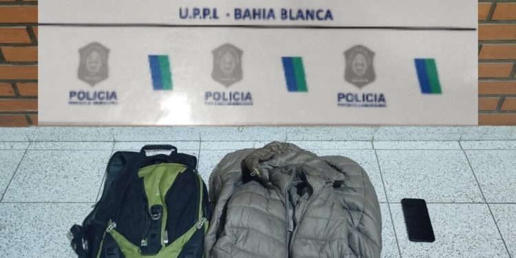 BAHIA BLANCA: Dos hombres fueron aprehendidos tras un robo a una persona no vidente  El hecho ocurrió durante la madrugada de este viernes en la zona de avenida Colón y Vieytes. Los sospechosos fueron interceptados minutos después con las pertenencias denunciadas como robadas.