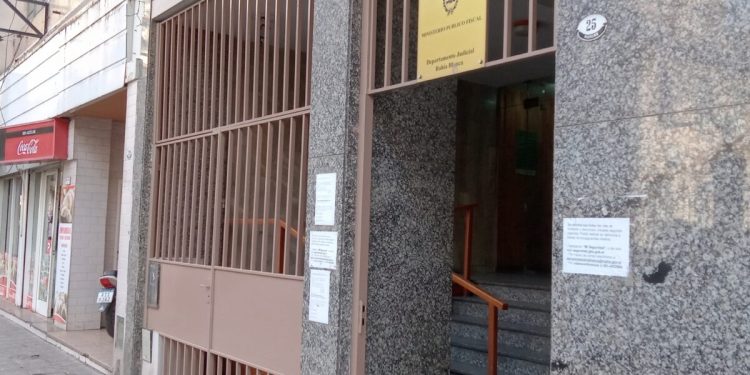 PUNTA ALTA: Detuvieron a un hombre acusado de abusar de la hija de su pareja  Un hombre fue detenido en la ciudad de Punta Alta en el marco de una causa que investiga abusos sexuales cometidos contra la hija de su pareja, una menor de 14 años.