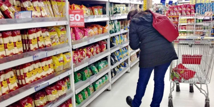 Dan a conocer el dato de inflación: estiman una aceleración de hasta el 2%  El INDEC dará a conocer este martes el índice de inflación de septiembre. Consultoras privadas estiman una cifra entre el 1,9% y el 2,1%.