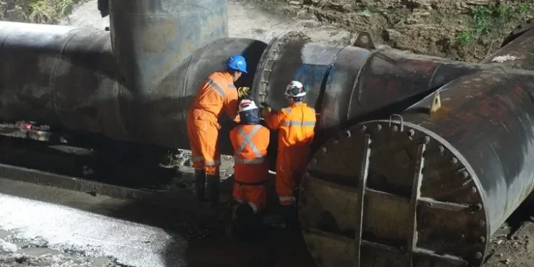 BAHIA BLANCA: ABSA advirtió que podría demorarse la normalización del servicio de agua  Continúan los trabajos para vincular la nueva cisterna con el acueducto de salida de la Planta Patagonia. La empresa informó que las tareas seguirán durante este domingo y que la recuperación del suministro podría extenderse más de lo previsto.