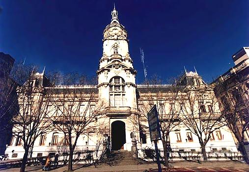 BAHIA BLANCA: El Municipio creó una nueva agencia para unificar las habilitaciones y los controles La nueva Agencia de Regulación, Control y Habilitaciones estará a cargo del abogado Javier Prenassi. El organismo tendrá entre sus principales objetivos revisar la normativa vigente y avanzar en la elaboración de nuevos códigos de Habilitaciones y de Edificación.
