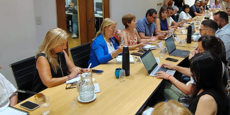 Axel Kicillof convocó a docentes y estatales bonaerenses a retomar las paritarias El Ejecutivo provincial programó una reunión con los estatales bonaerenses para el próximo viernes. Los gremios reclaman un aumento que se aplique en los sueldos de octubre.