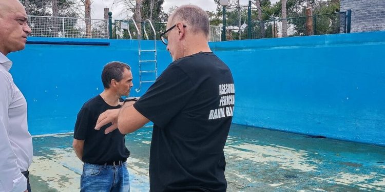 CERRI: : Dos personas a juicio y un sobreseimiento por la muerte de un menor en una pileta  La justicia resolvió elevar a juicio oral y público la causa que investiga la muerte de un niño de 13 años, quien falleció ahogado tras quedar atrapado por la succión de una boca de salida de agua en una pileta de la localidad de General Daniel Cerri. Por el hecho, dos personas deberán someterse a debate, mientras que un inspector municipal fue sobreseído.