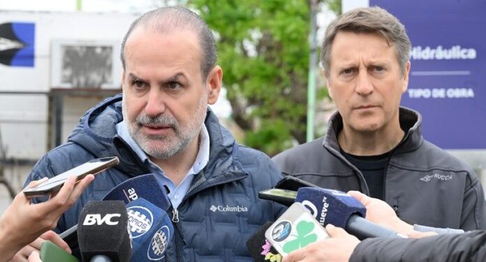 BAHIA BLANCA: Villa Mitre «el Municipio avanza con la ampliación de pluviales y anunció la recuperación de las Cinco Esquinas»  Los trabajos buscan mejorar el escurrimiento del agua y resolver los anegamientos en un sector crítico del barrio. La intervención también permitirá restablecer la circulación vehicular en una mano por calle Falucho y devolver a los vecinos el emblemático cruce.