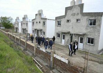 BAHIA BLANCA: El intendente Susbielles recorrió la reactivación del plan de viviendas de Luz y Fuerza