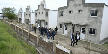 BAHIA BLANCA: El intendente Susbielles recorrió la reactivación del plan de viviendas de Luz y Fuerza