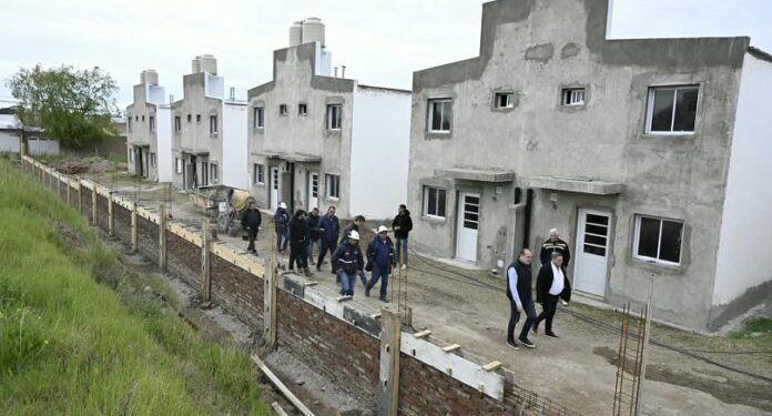 BAHIA BLANCA: El intendente Susbielles recorrió la reactivación del plan de viviendas de Luz y Fuerza Son 36 casas cuya construcción paralizó el gobierno Nacional. La obra se reanudó gracias al Programa Completar, que firmaron el Municipio y el Gobierno de la provincia de Buenos Aires.