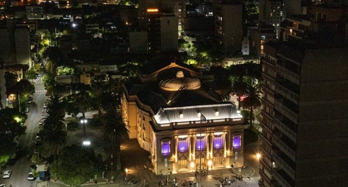 BAHIA BLANCA: El intendente Susbielles anunció el proyecto para iniciar las obras de reconstrucción del Teatro Municipal En diciembre se lanzará la licitación para la reparación de la cubierta del edificio. Se convocará al sector privado, industrial y a la comunidad a formar parte del proceso de restauración. El objetivo central es lograr la reapertura definitiva del ícono cultural para el Bicentenario de la ciudad, el 11 de abril de 2028.