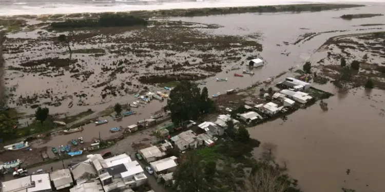 Chile declaró alerta roja en Santiago por un temporal con inundaciones y evacuaciones  Más de 34.000 usuarios quedaron sin electricidad en la Región Metropolitana. Las autoridades advirtieron sobre posibles aluviones y derrumbes, mientras el pronóstico anticipa tormentas hasta el miércoles.