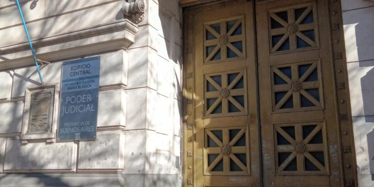 BAHIA BLANCA: : Condenan a tres años y medio de prisión a una mujer por asaltar a un amigo con un arma y vaciarle la cuenta bancaria  El Tribunal en lo Criminal N° 2 condenó a Ayelén Elena Portela a la pena de tres años y seis meses de prisión tras ser hallada coautora del delito de robo agravado por el uso de arma de fuego cuya aptitud para el disparo no pudo ser acreditada. La resolución se adoptó mediante el procedimiento de juicio abreviado, un acuerdo firmado entre la fiscalía, la defensa y la propia acusada, para resolver el proceso penal sin llegar al debate oral.
