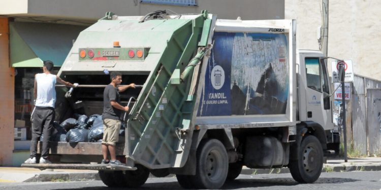 Buscan crear un sistema de transporte seguro para los trabajadores de recolección de residuos El diputado de Fuerza Patria, Roberto Vázquez, busca crear un sistema de transporte seguro para los trabajadores de recolección de residuos.